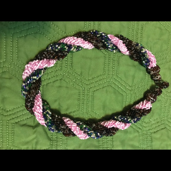 Handcrafted beaded necklace - Picture 3 of 3